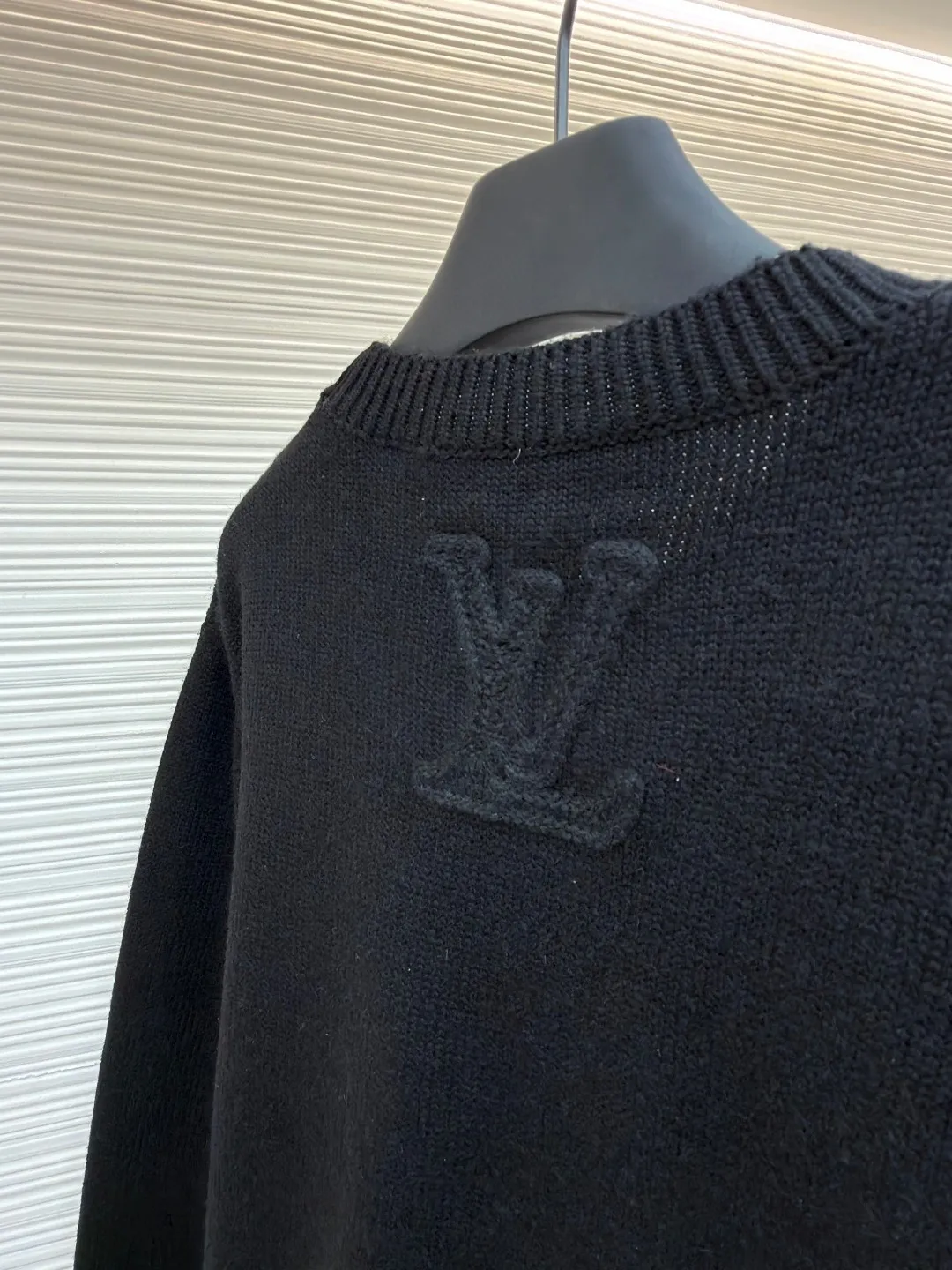 LOUIS VUITTON SKI ski series knitted hollow jacquard sweater ●Original version: purchased and developed by 27989 ●Item number: 1681815-B00 ●Fabric: wool blended fabric ●Technology: knitted jacquard production ●Color: black ●Version: fitted version ●Weight: about 665 grams ●Size: S-M-L-XL ●Description: Made of high-count worsted wool blended fabric, with fine plain stitch as the base, the brand's iconic elements Monogram four-leaf flower, diamond pattern, and LV letter logo are presented through three-dimensional jacquard technology. They are all raised in the same color texture. The texture is full and soft to the touch, taking into account low-key texture and brand recognition. The collar, cuffs and hem are ribbed, and the elastic knitted structure ensures fit and durability. The body is slightly loosely cut, and the jacquard texture is evenly distributed without excess threads. The overall craftsmanship reflects the fine workmanship and high-end texture of luxury knitted items. The overall wiring is straight and delicate, the fabric is comfortable and soft, and the color is consistent without color difference. It can be matched with the same style to create a fashionable look and control various occasions. Customized accessories, complete with three standards, same style for men and women!